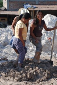 superadobe mulheres preparando