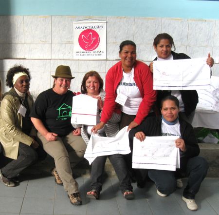 Miriam Morata Novaes (de chapéu) junto com as participantes da Oficina Mulheres da Paz. Foto: Acervo Pessoal
